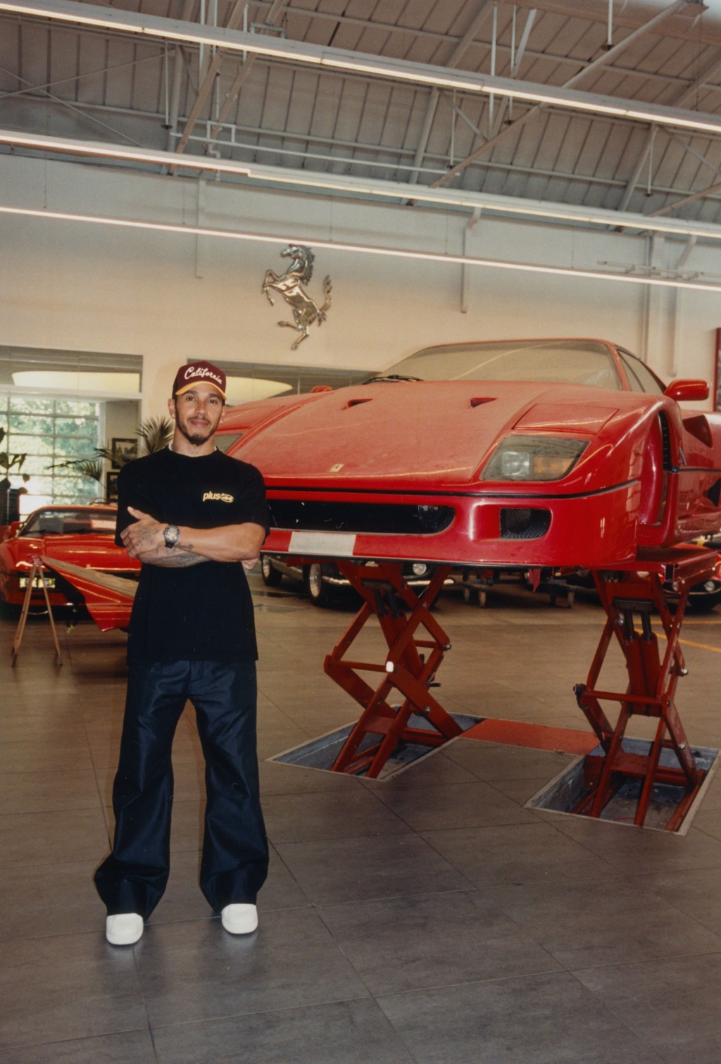 Lewis Hamilton rescat&oacute; una Ferrari abandonada hace 30 a&ntilde;os y la restaur&oacute; en la f&aacute;brica de Maranello: "Estaba cubierta de polvo"