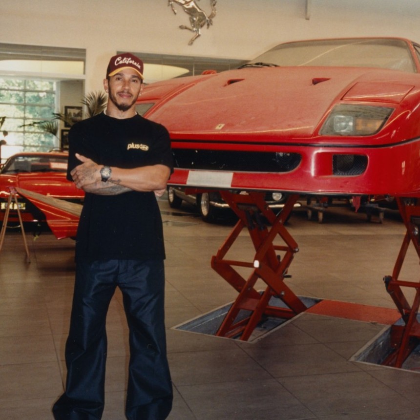 Lewis Hamilton rescat&oacute; una Ferrari abandonada hace 30 a&ntilde;os y la restaur&oacute; en la f&aacute;brica de Maranello: "Estaba cubierta de polvo"