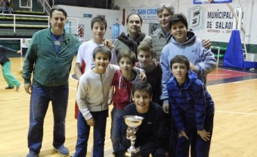Ciudad de Saladillo recibi&oacute; el trofeo de campe&oacute;n en Minibasquet y subcampe&oacute;n  en sub15