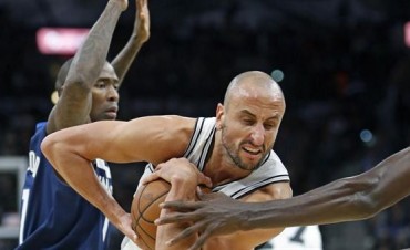 Emanuel Ginóbili inicio su 16° temporada en la NBA: rebote, asistencia y triple