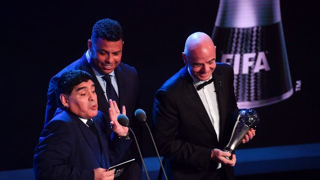 Diego le entregó el premio a Cristiano