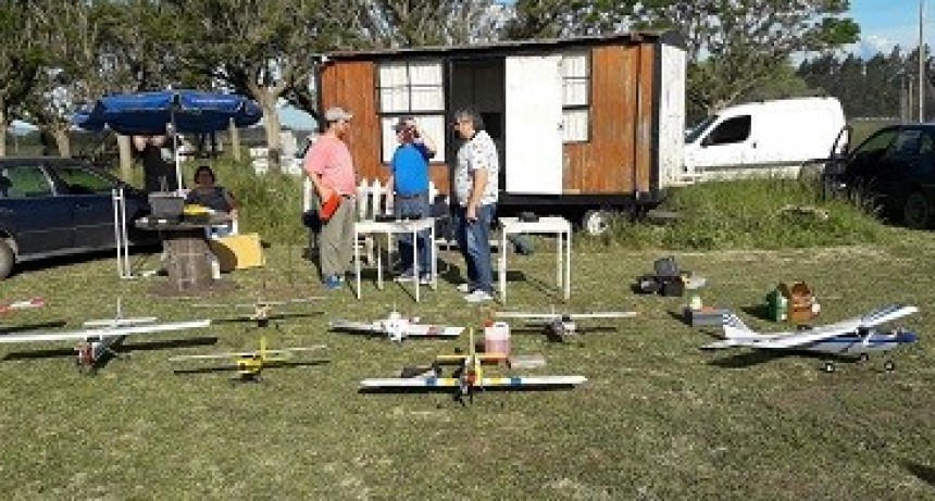 Aeromodelismo en el predio del Automóvil club de Saladillo