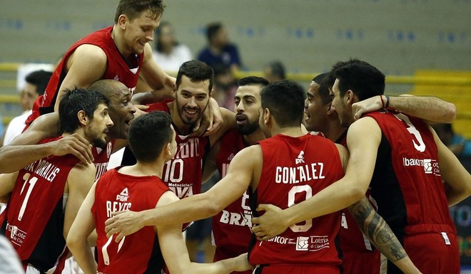 Coronados de Gloria, entramos