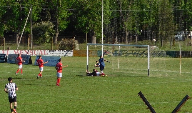 Fútbol: Defensores de Atucha quedó como único puntero