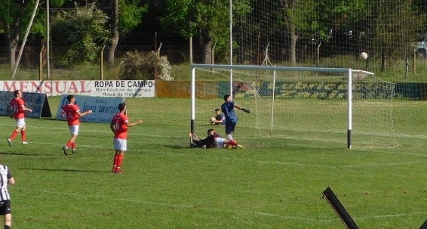 Fútbol: Defensores de Atucha quedó como único puntero