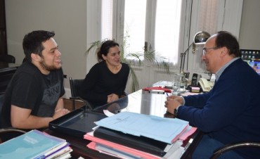 Salomón recibió a  integrantes de la Peña de Racing Club