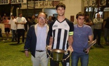 José Luis Salomón entregó la copa en la final del Torneo Clausura