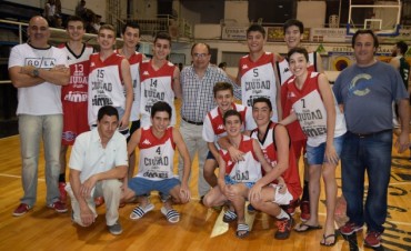 José Luis Salomón felicitó a los campeones sub17 del Club Ciudad 