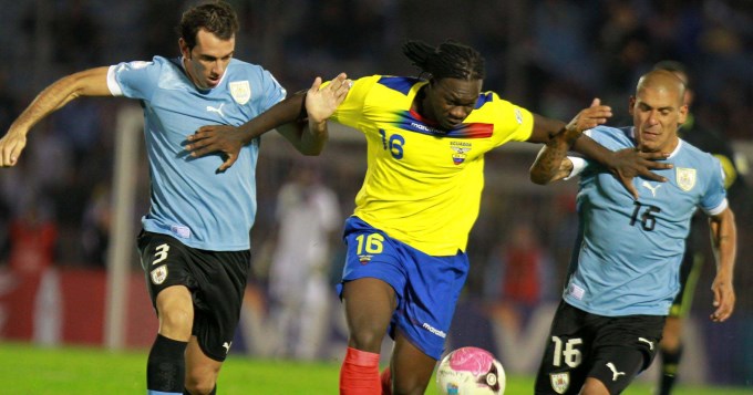 Uruguay va por la punta ante Ecuador