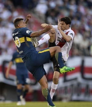 Nacho Fernández pegó un patadón y vio la roja