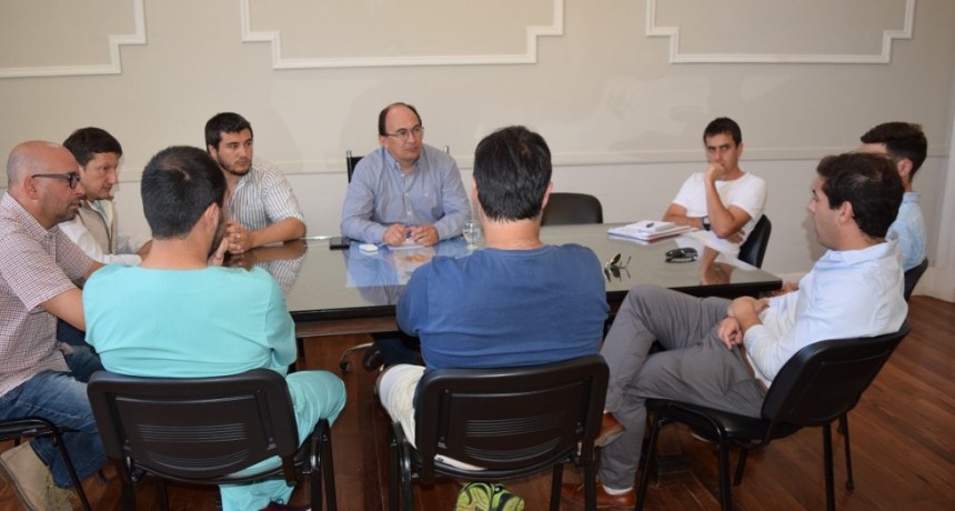 Intendente y comisión del club Apeadero se reunieron en el Palacio Municipal