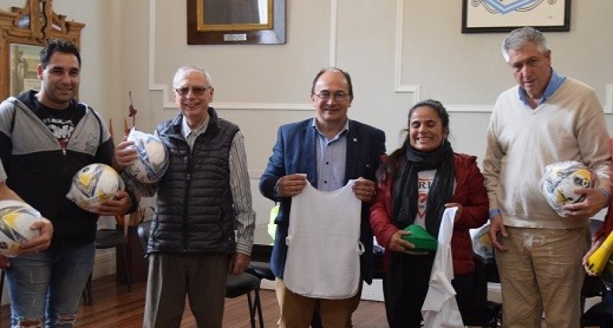 Salomón con los directivos del club Oro Verde