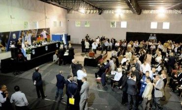 Papel&oacute;n en las elecciones en la AFA: 75 asamble&iacute;stas... 76 votos