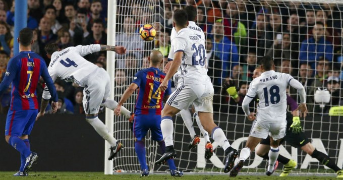 Real Madrid le empató al Barcelona con el último aliento