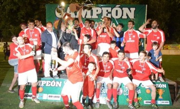Salomón entregó la copa del Torneo Clausura a La Lola