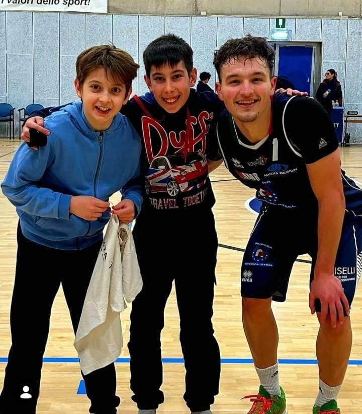 Básquet: Santiago Mazza admirado por jóvenes fanáticos italianos