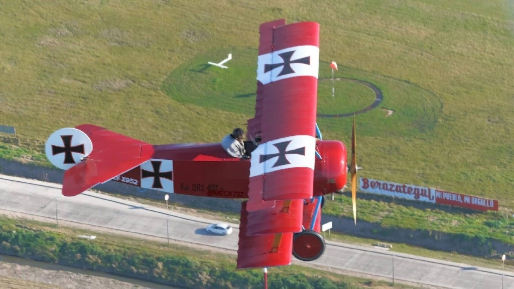 Antonio García (73) presente en el 7° Rally de Saladillo, construyó la réplica del Varón Rojo a escala real