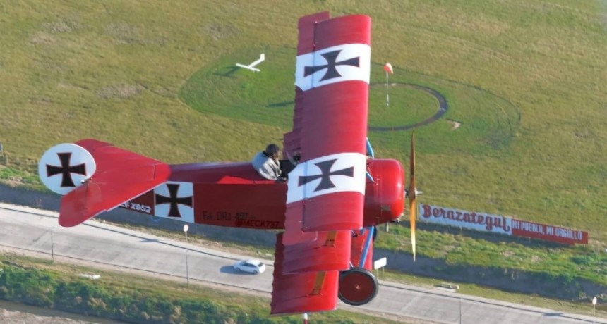 Antonio García (73) presente en el 7° Rally de Saladillo, construyó la réplica del Varón Rojo a escala real